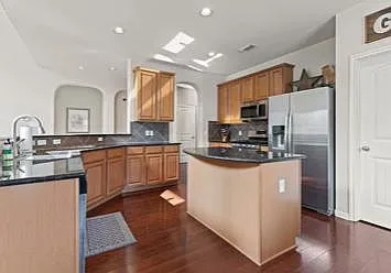 2520 Saint James Pl — Photo 8
