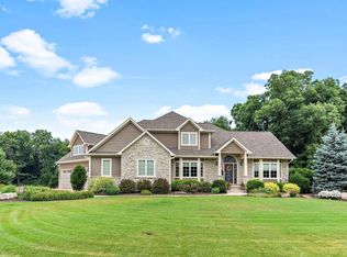 423 Oak Breeze Dr, Valparaiso, IN 46383