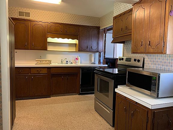 Mud room area facing kitchen