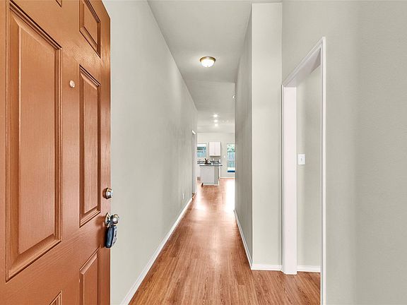 4th image of 704 Mockingbird St