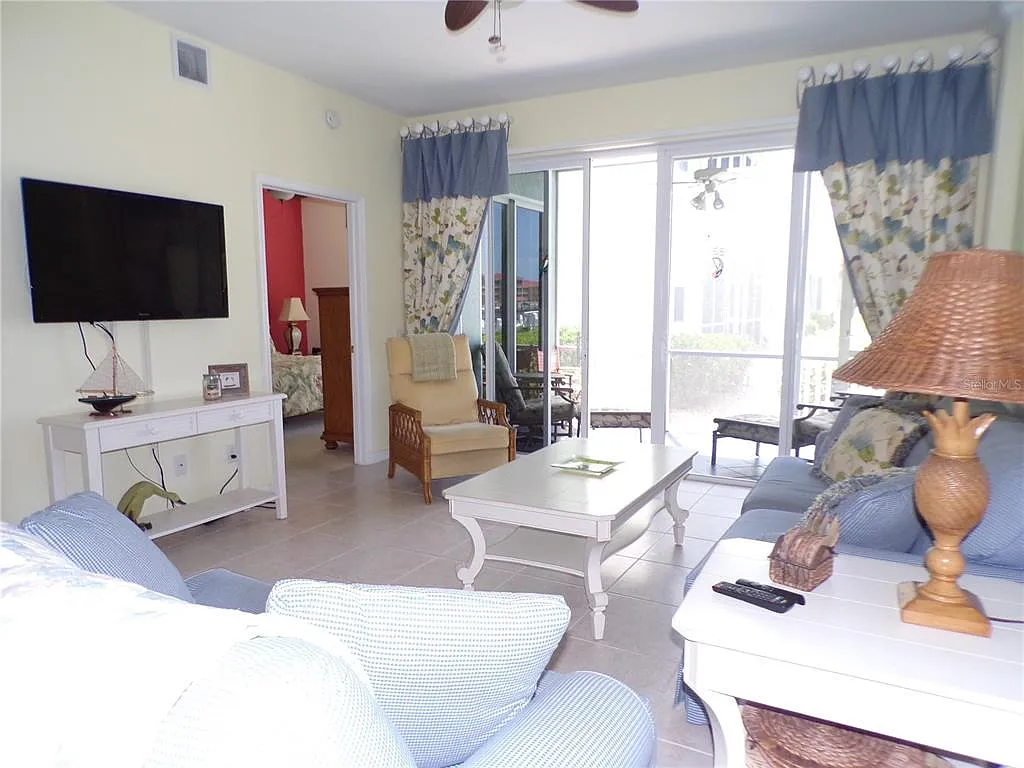 3 bed, 2.0 bath, 1556 sqft, $2,000 — Photo 3