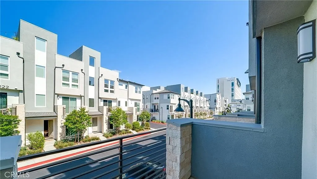 2 bed, 2.5 bath, 1222 sqft, $3,750 — Photo 2