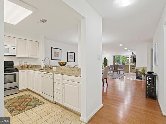 5th image of 5 Luxberry Ct #2
