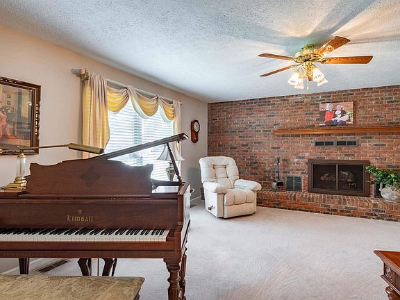 4th image of 807 Aurora Ln