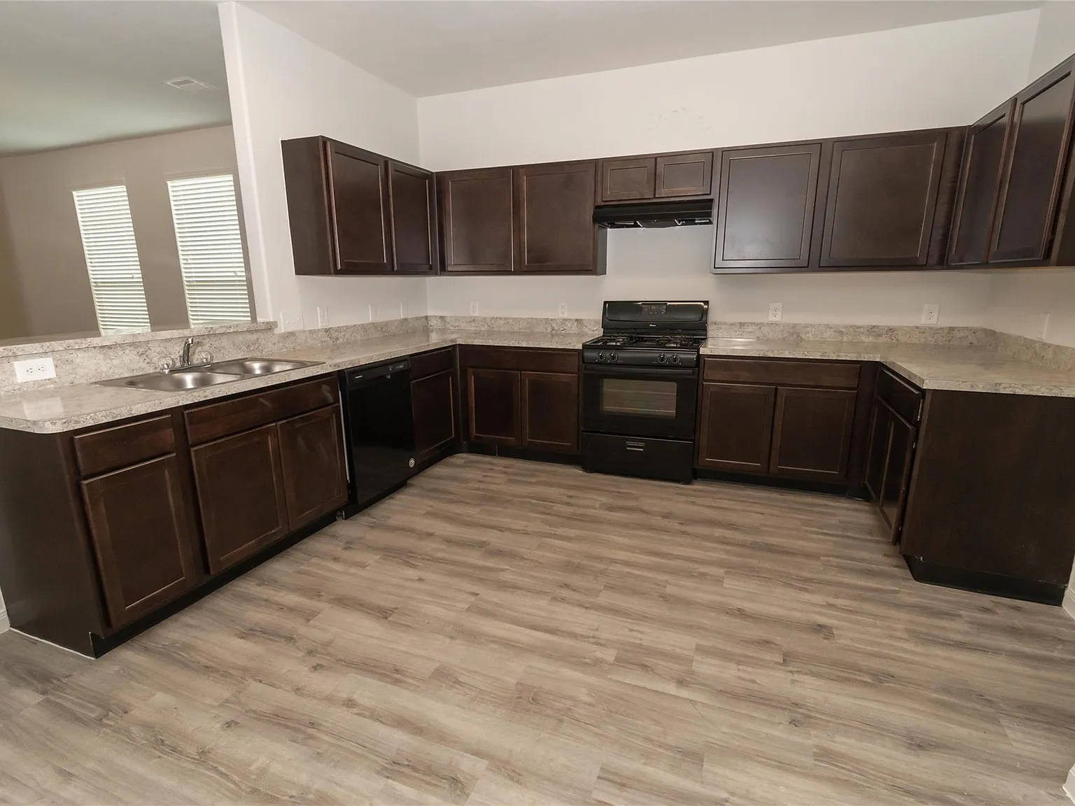 4 bed, 2.5 bath, 2380 sqft, $2,350 — Photo 2