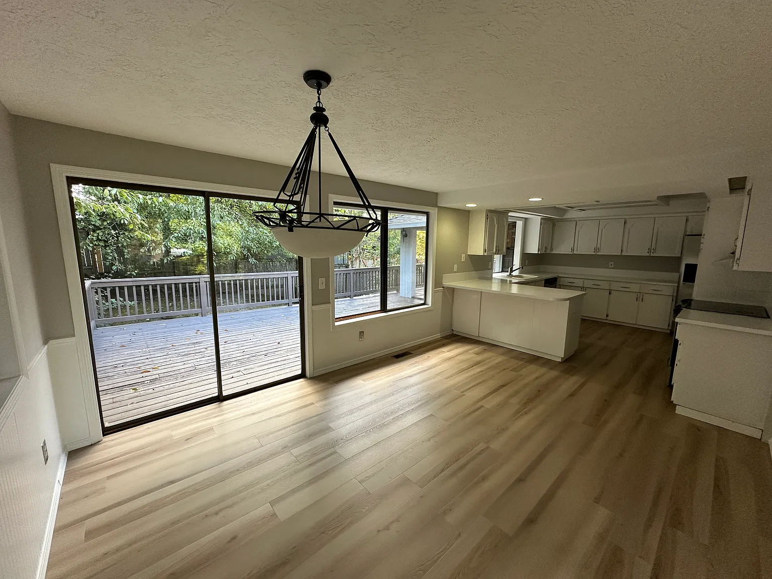 3 bed, 2285 sqft, $3,300 — Photo 4