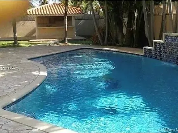 12 bed, 15000 sqft, $950 — Photo 3