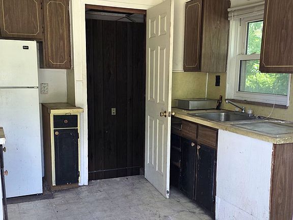 5th image of 17870 Dresden St