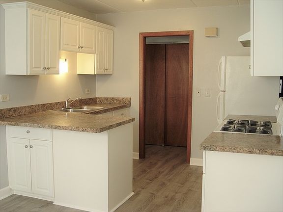 4th image of 100 N Lincoln Ln APT 1D