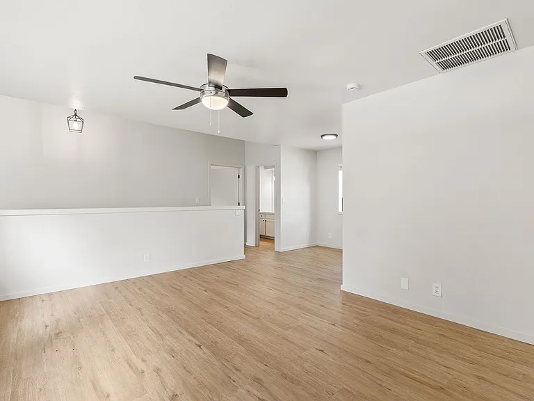 3325 E Lockett Rd — Photo 23