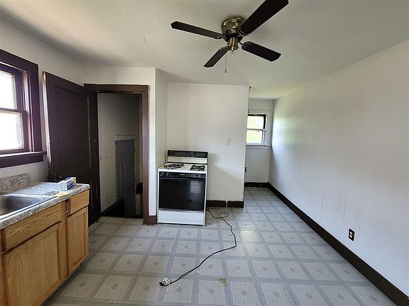 5th image of 915 Gardner St