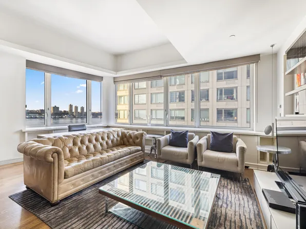 80 Riverside Boulevard image 3 of 11