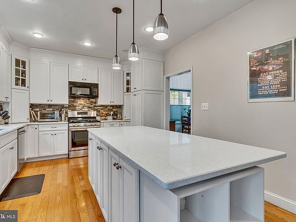 4th image of 4 Burgundy Ct