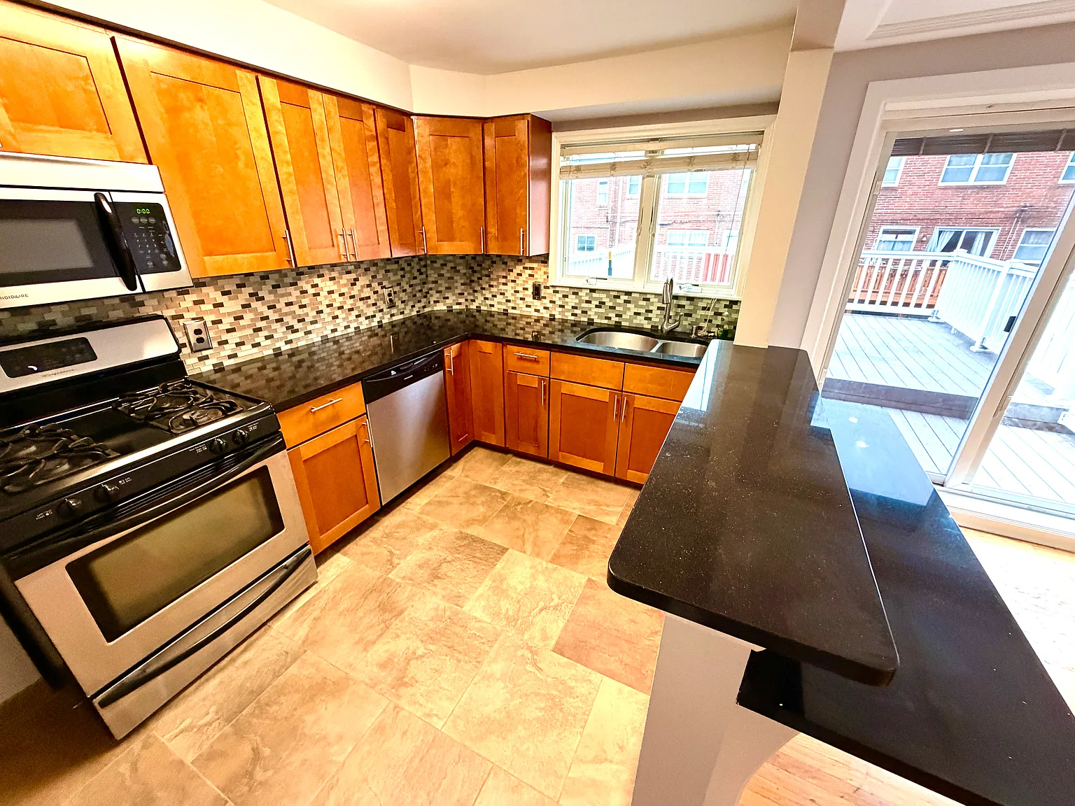 3 bed, 1132 sqft, $2,300 — Photo 4