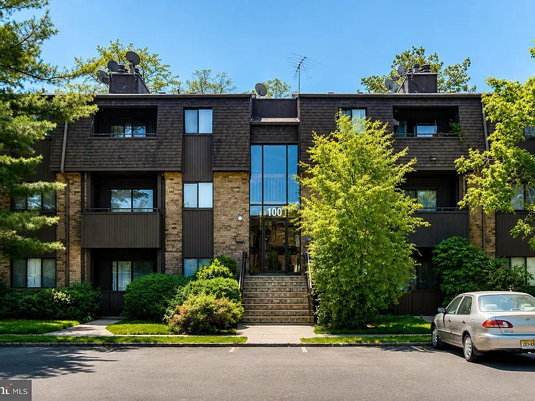 131 Woodmill Dr — Photo 2