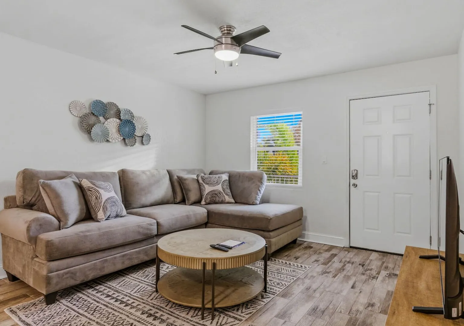 Furnished South Tampa Apartment King Bed Pool — Photo 1