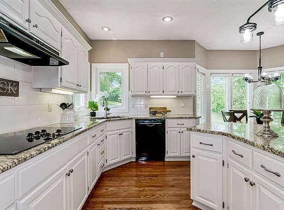 4th image of 1416 NE Valley Forge Dr