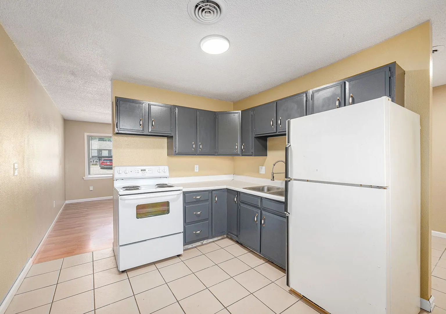 Beautiful 2BR/1BA Duplex in Independence! — Photo 4