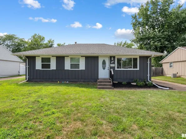 2506 Holly Dr, Bettendorf, IA 52722