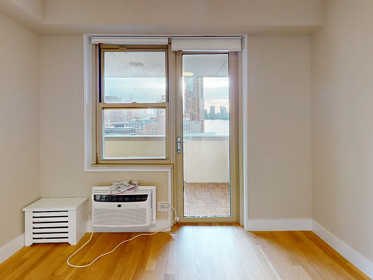 310 Greenwich St #20G — Photo 10
