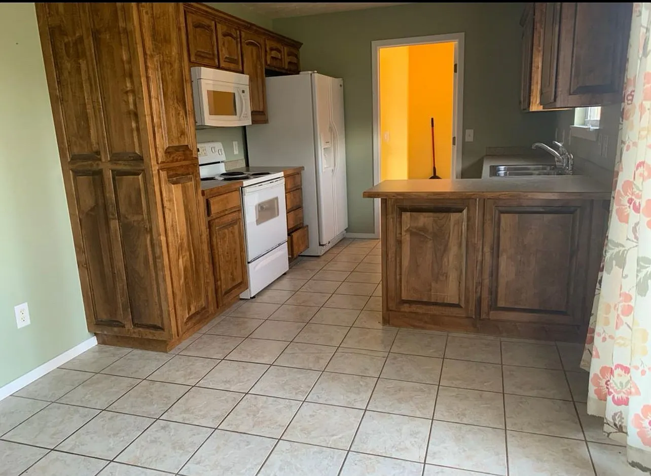 515 W Woodbine Rd — Photo 3