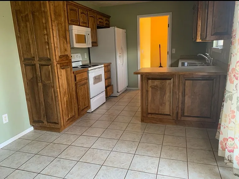515 W Woodbine Rd — Photo 3
