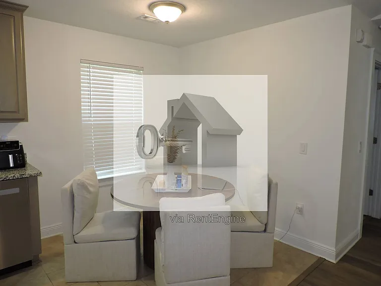2202 N E St — Photo 8