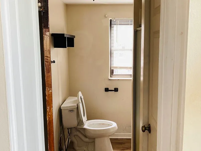 845 Western Avenue — Photo 16