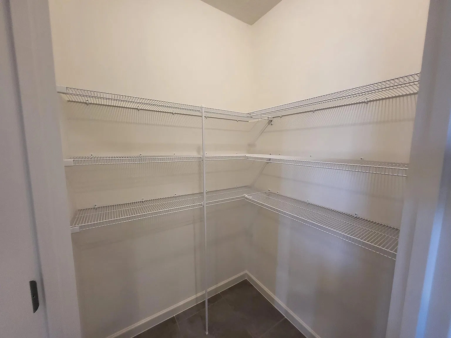 4 bed, 2.0 bath, 1828 sqft, $2,300 — Photo 4