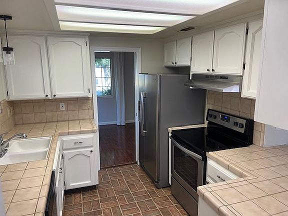 5th image of 904 N Chapel Hill Ave