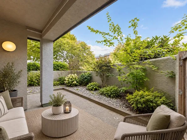 125 W 18th St #106, North Vancouver, BC V7M 1W5