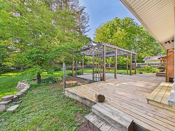 4th image of 904 Buchanan Dr