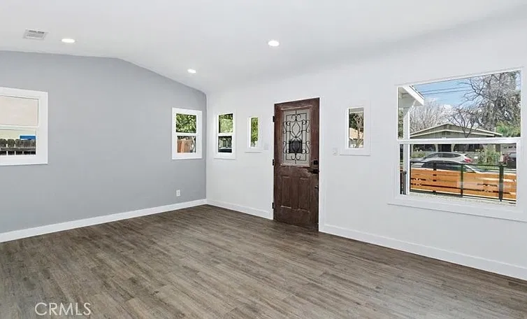 2 bed, 770 sqft, $2,400 — Photo 3