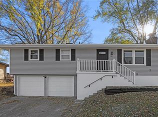 121 SW 21st St, Oak Grove, MO 64075