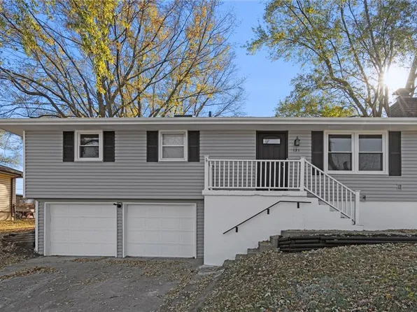 121 SW 21st St, Oak Grove, MO 64075