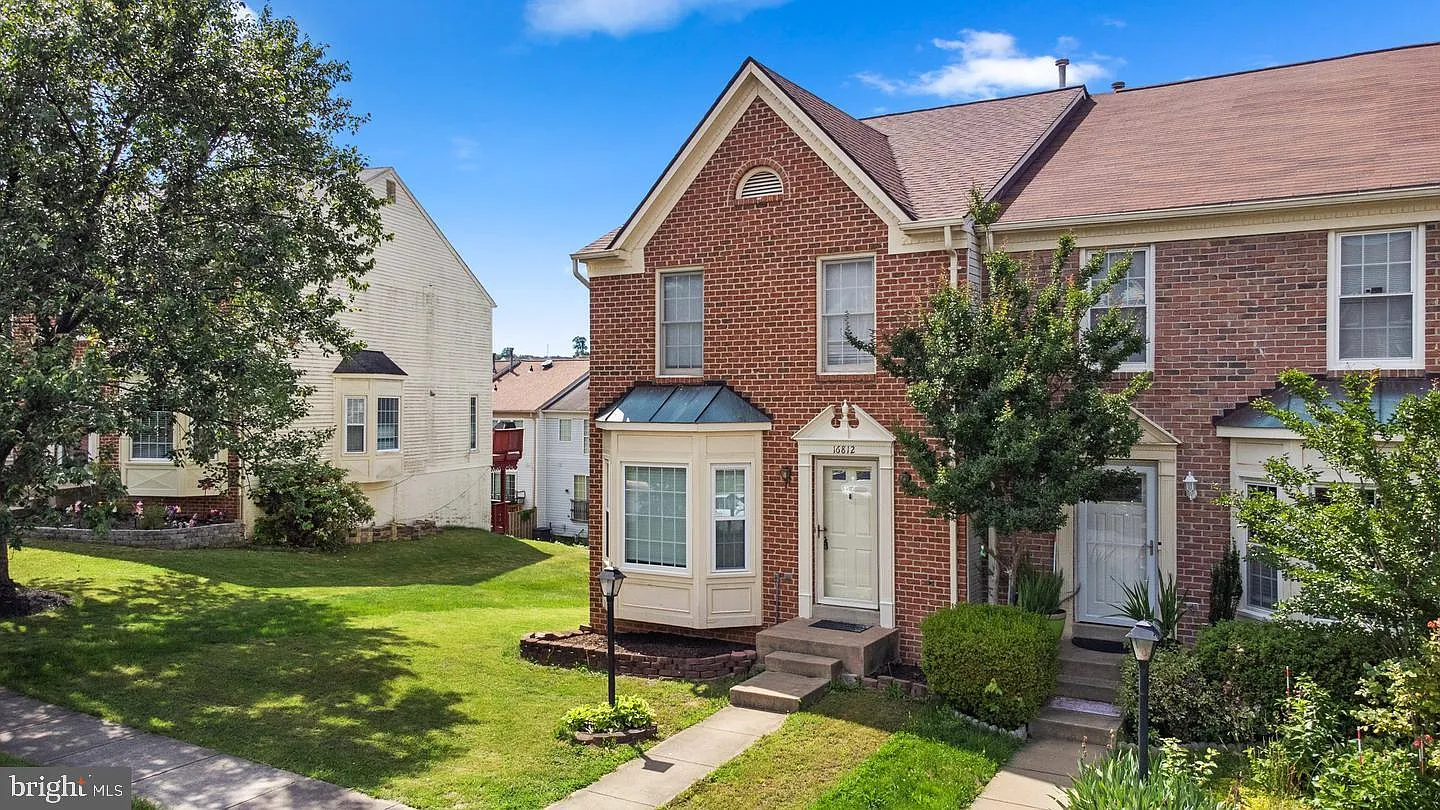3 bed, 3.5 bath, 2352 sqft, $3,100 — Photo 1