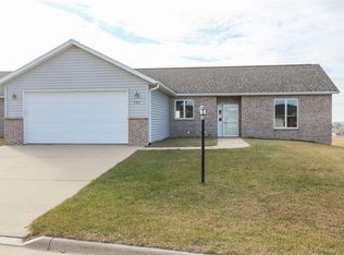 190 Mulberry Dr SE, Cascade, IA 52033