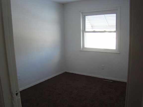 4th image of 889 N Hill Ln