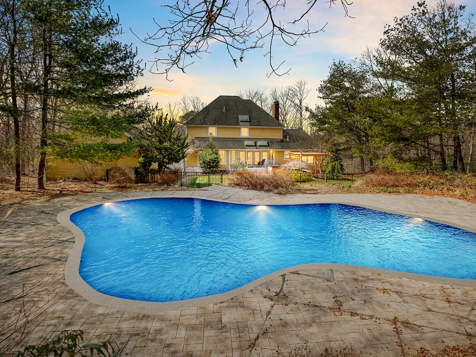 4 Bedroom Water Mill With Covered Porch — Photo 4