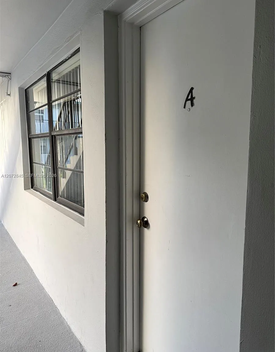 Ludlam Gardens Condo — Photo 4