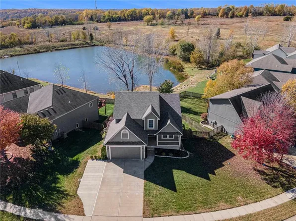 1620 Chadwick Cv, Louisburg, KS 66053