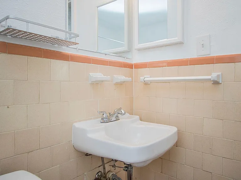 1419 Hyde Park — Photo 25