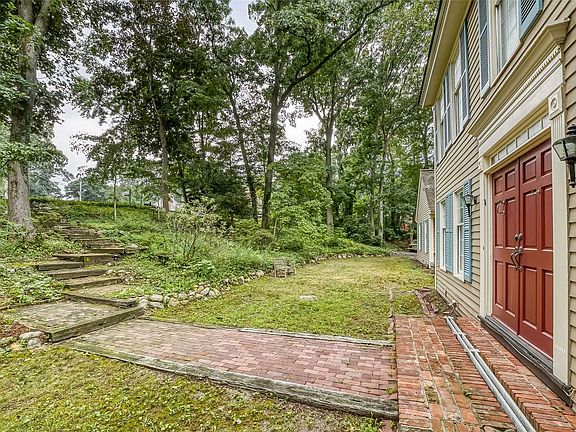 3rd image of 3 Wainscott Ln