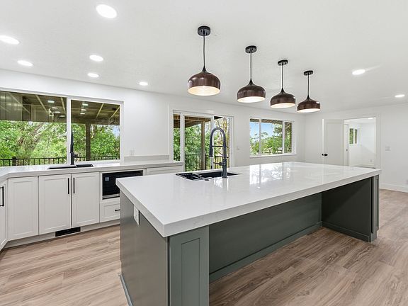 4th image of 871 N Bonita Way E