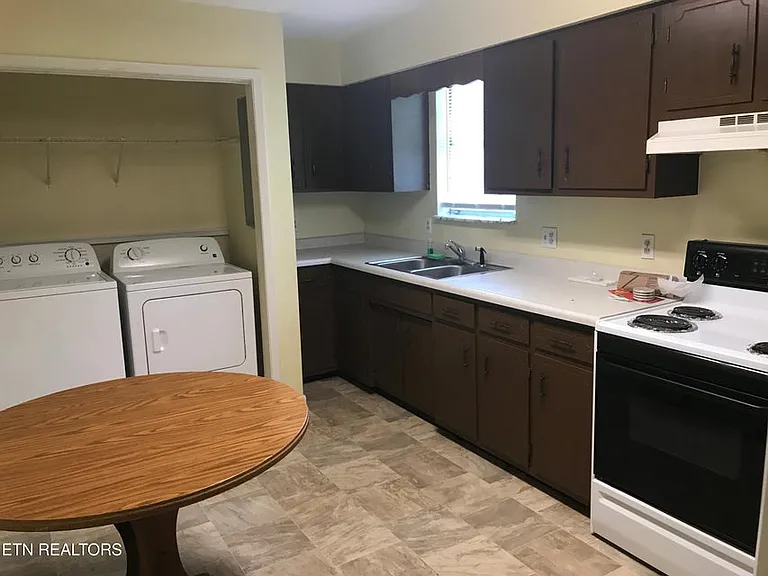 305 Reagan St — Photo 5