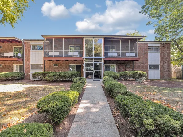 125 Grove St APT 3, West Roxbury, MA 02132