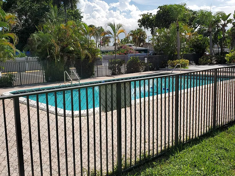 Banyan Club Apartments — Photo 19