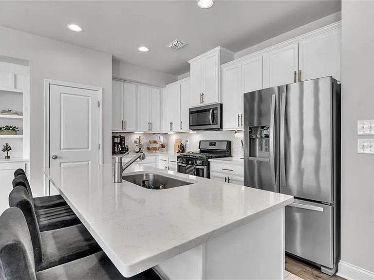 790 Belrose Dr — Photo 2