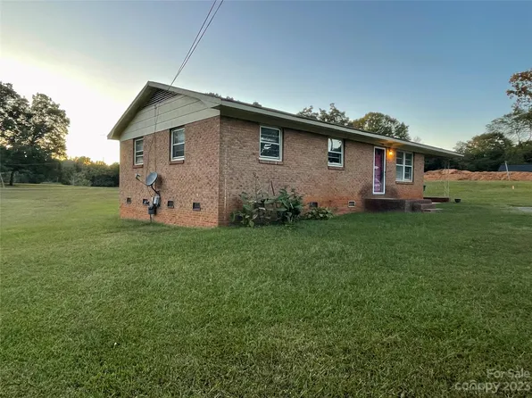 302 S Pinchback Ave, Bessemer City, NC 28016