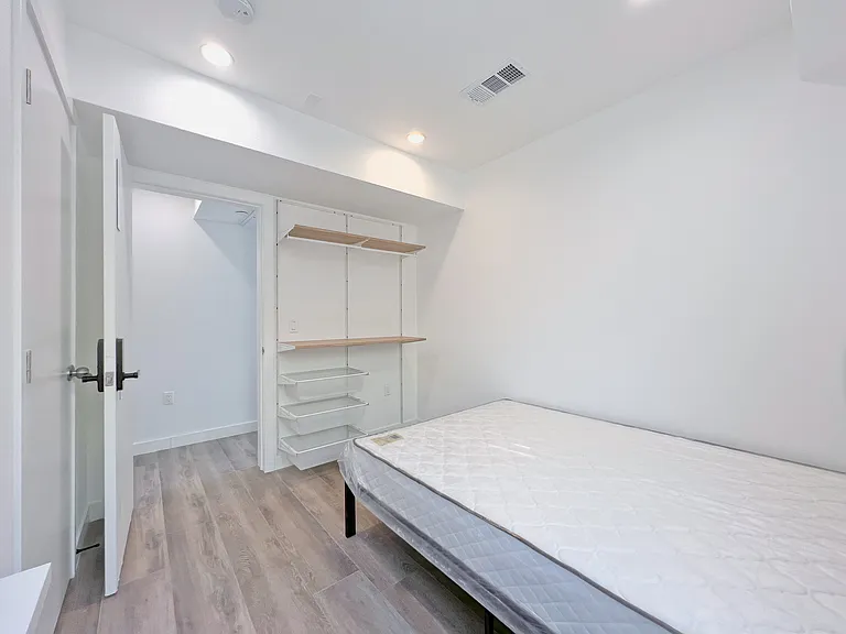 1368 W 35th St #8 — Photo 3